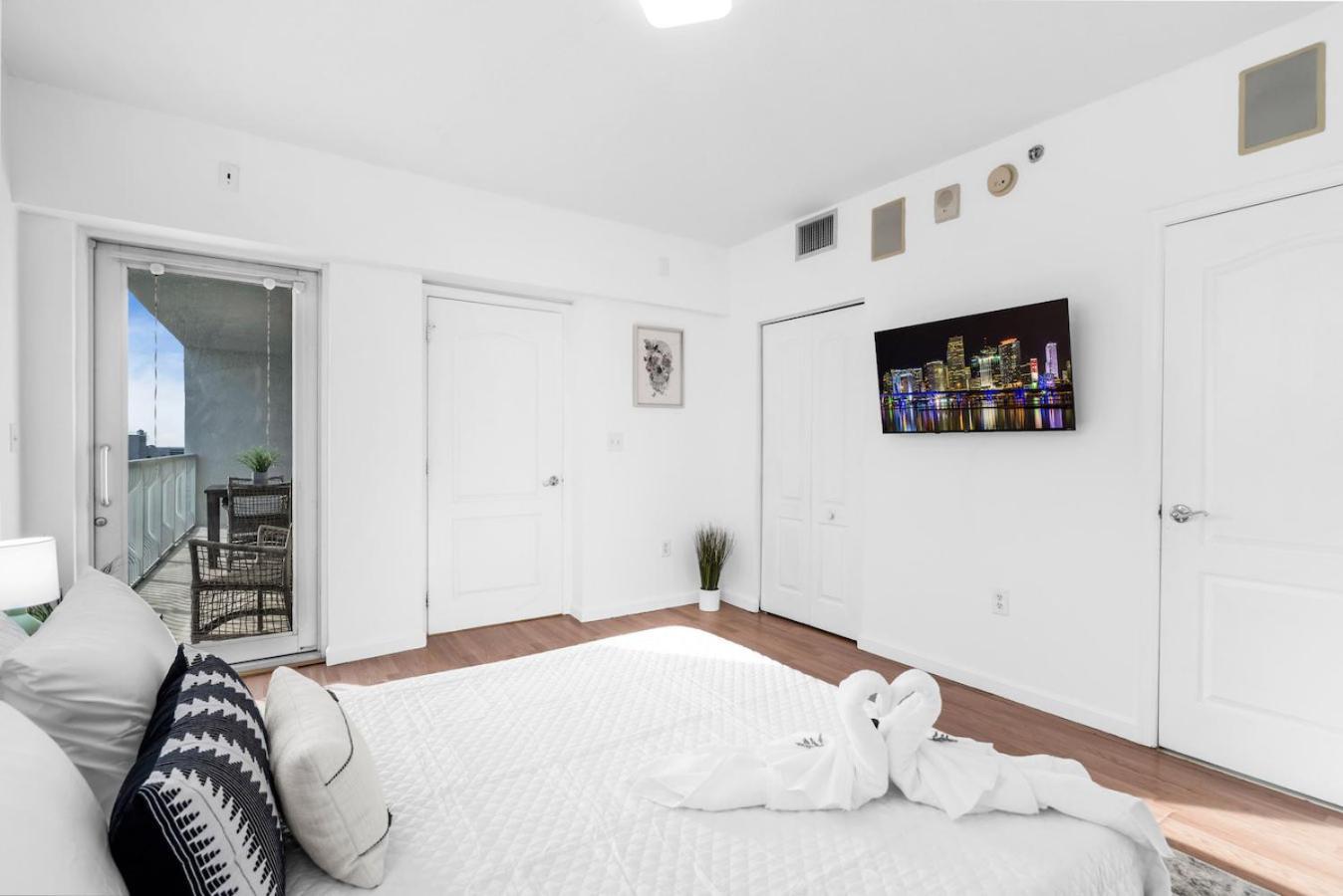 Spacious 2 Bed Unit In Brickell With Free Parking Майами Экстерьер фото